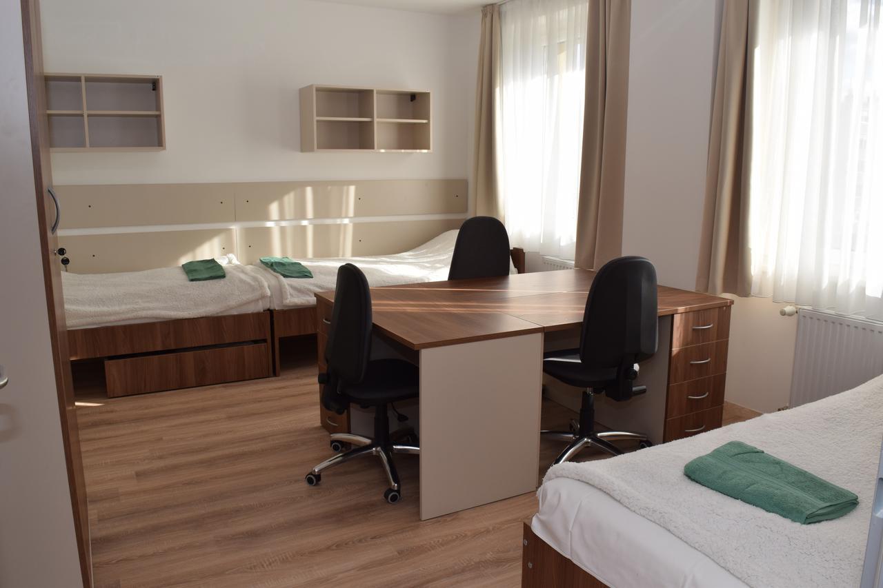 Marothi Kollegium Hostel Дебрецен Екстериор снимка